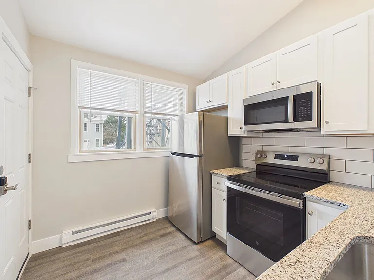916 Green St — Photo 8