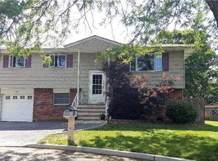 561 N Queens Ave, Lindenhurst, NY 11757