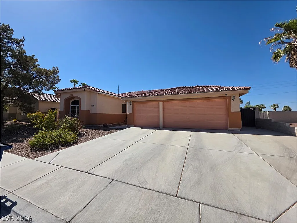 3 bed, 3.5 bath, 2495 sqft, $2,750 — Photo 2