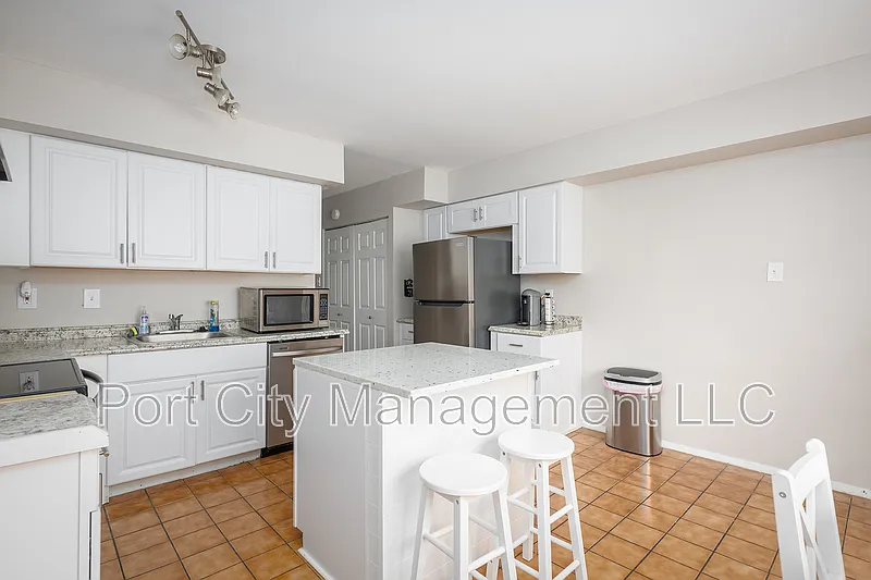 3 bed, 3.5 bath, 1814 sqft, $2,450 — Photo 4