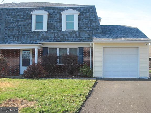 3rd image of 5 Essex Ct