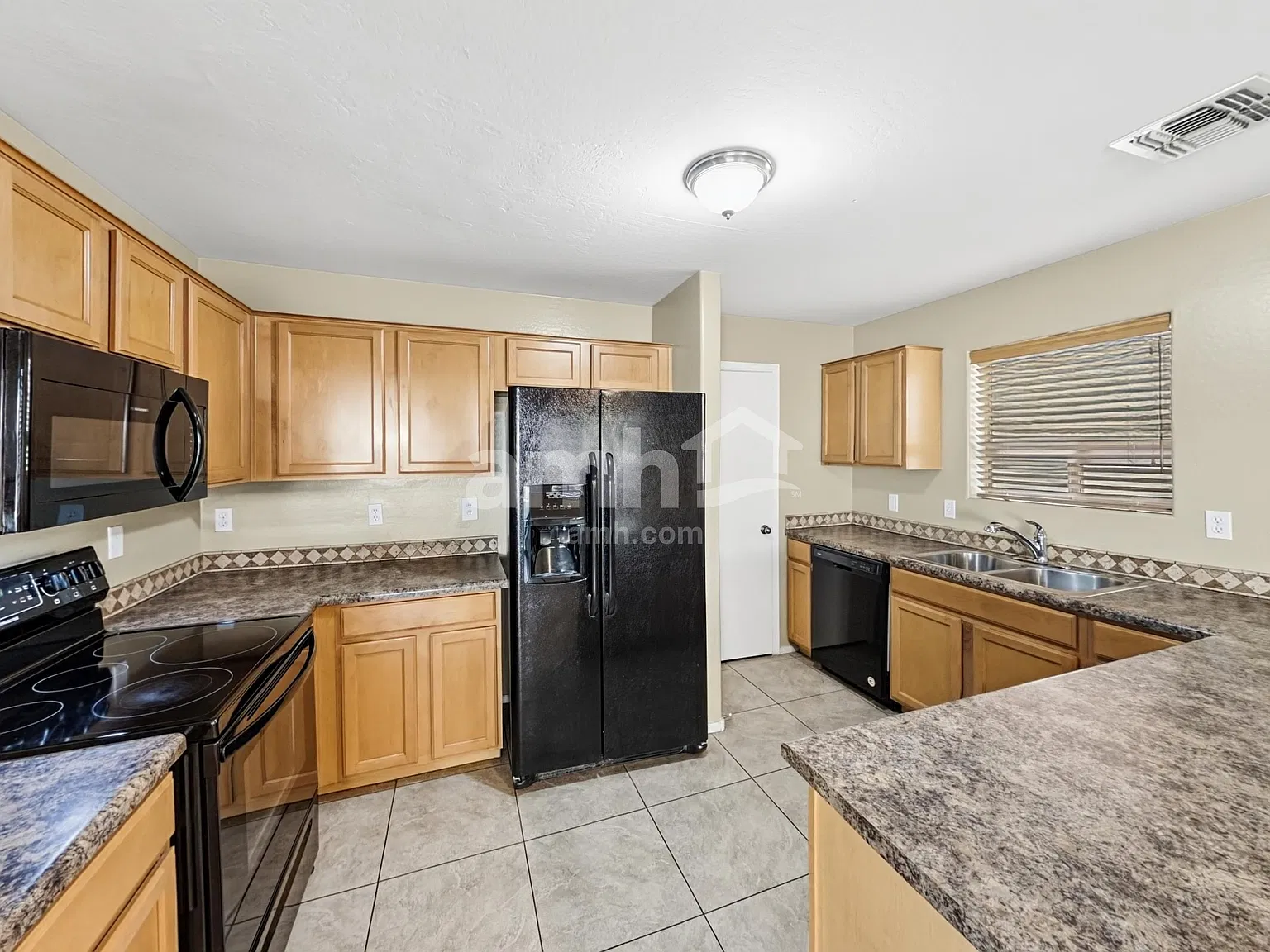 4 bed, 2.5 bath, 2184 sqft, $2,120 — Photo 3