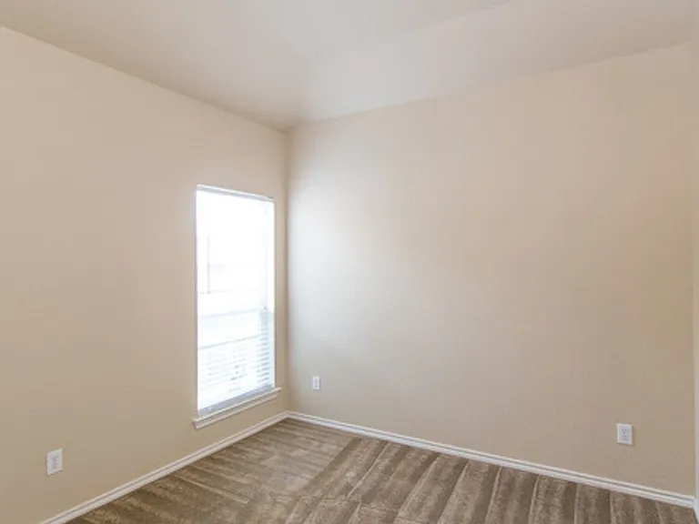 1407 Piedmont Dr — Photo 3