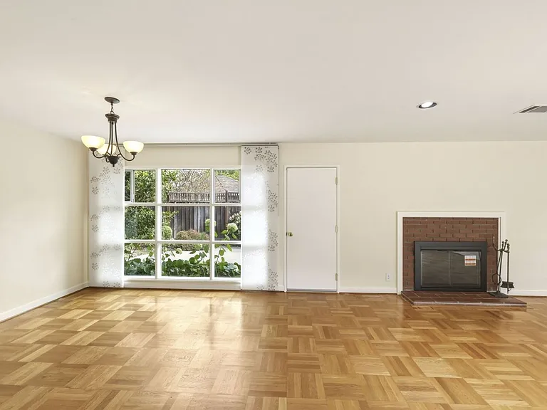 889 Embarcadero Rd — Photo 4