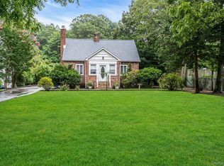 9 Maplelawn Dr, Commack, NY 11725