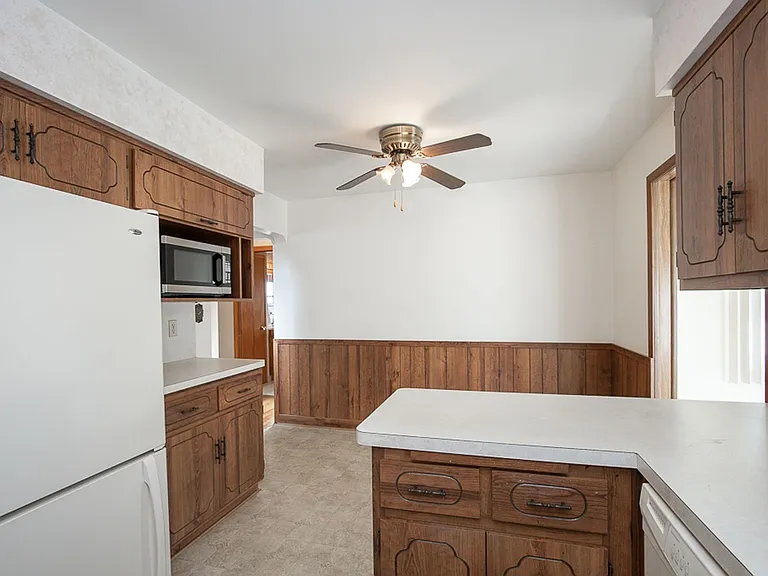 8310 Salisbury Dr — Photo 10
