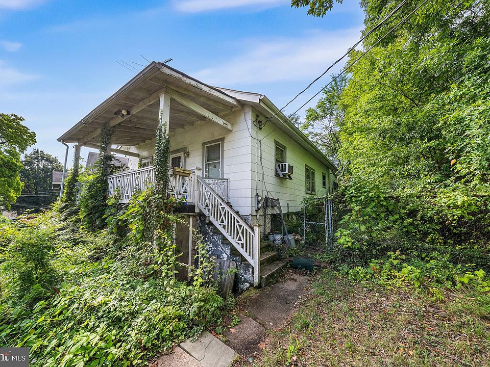 2nd image of 2162 30th St NE