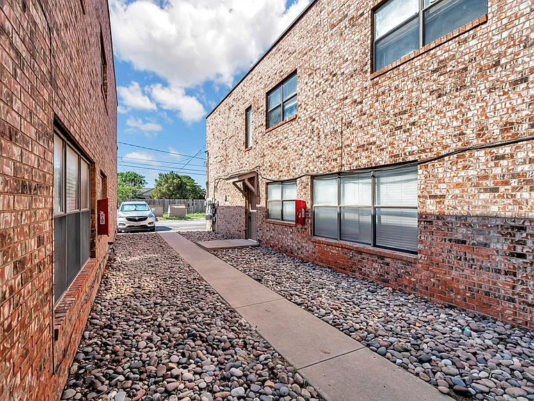422 W Pecan Ave #D — Photo 3