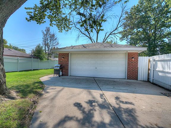 3rd image of 22930 Colony St