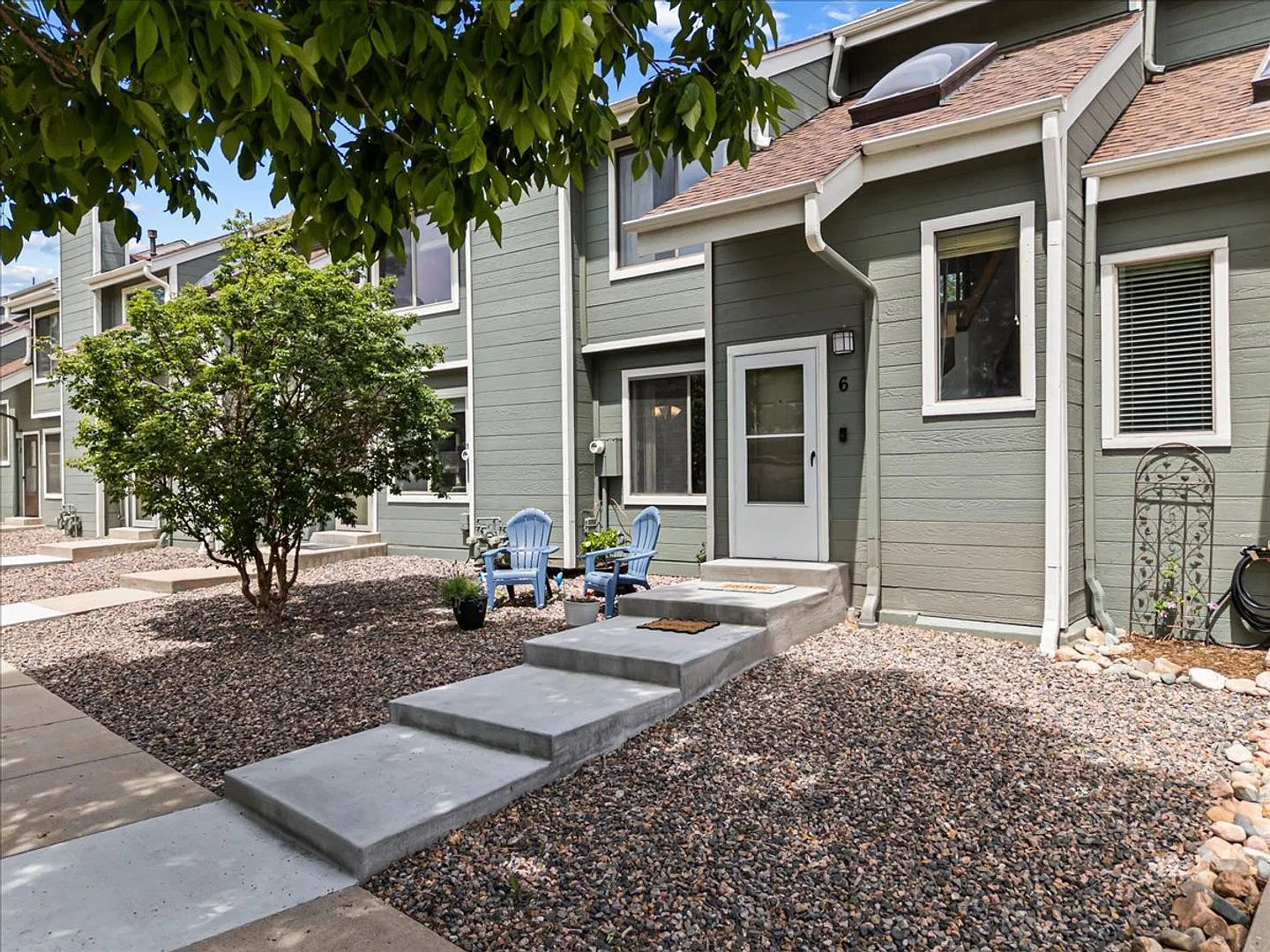 Mountain Views + Bear Creek Trail Access + 2-Car Attached Garage! — Photo 3