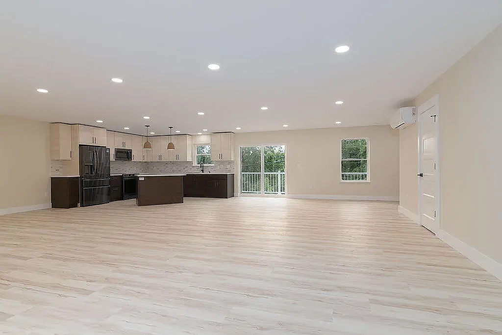 4 bed, 3200 sqft, $2,800 — Photo 2