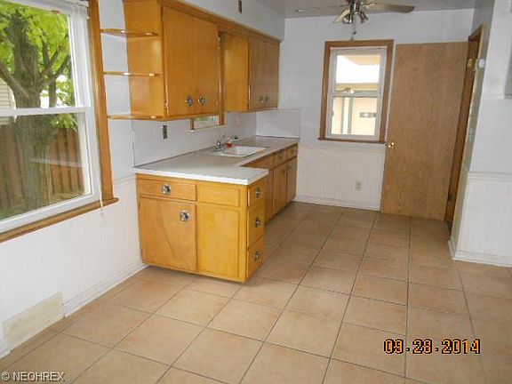 3rd image of 1813 Alvin Ave