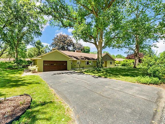 4th image of 305 Sunset Dr