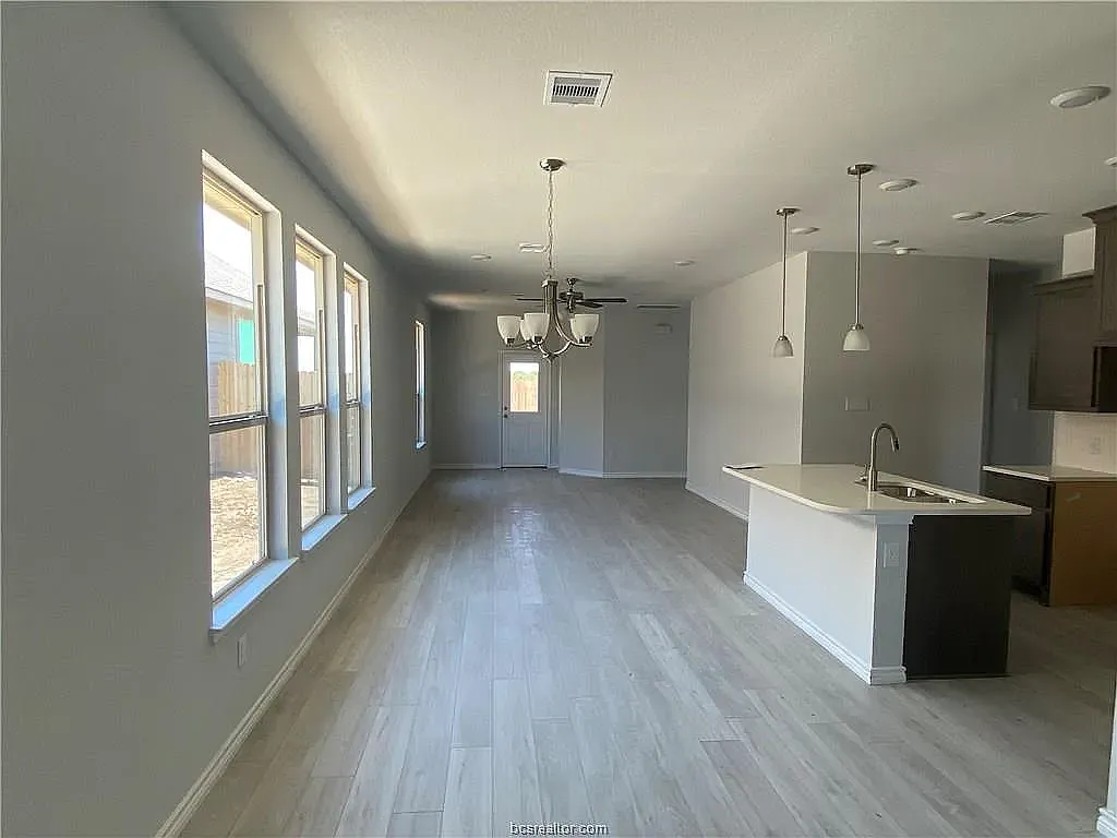 3 bed, 1317 sqft, $2,250 — Photo 3