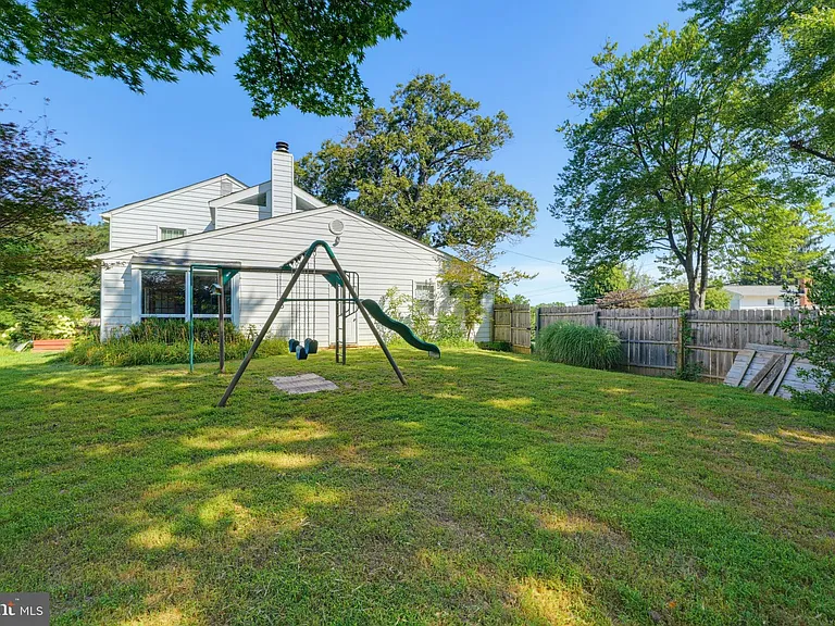 16818 Briardale Rd — Photo 38