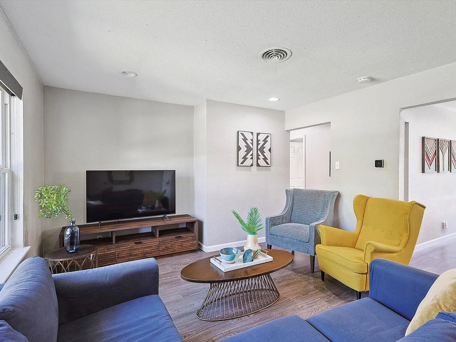 530 E Tyler St — Photo 3