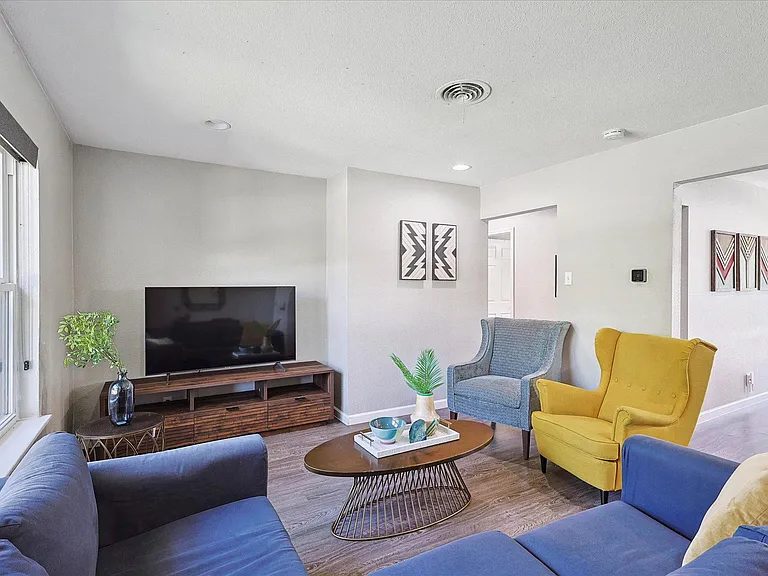 530 E Tyler St — Photo 3