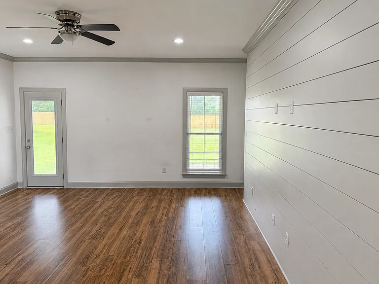 109 Shumard Ct — Photo 4
