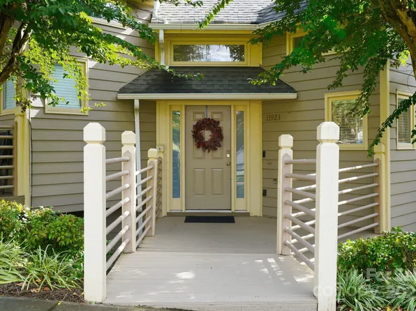 13923 Queens Harbor Rd, Charlotte, NC 28278