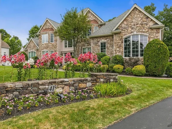 41 Jeffrey Dr, North Attleboro, MA 02760