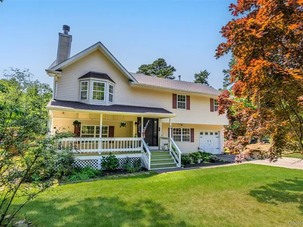 22 Bellhaven Road, Bellport, NY 11713