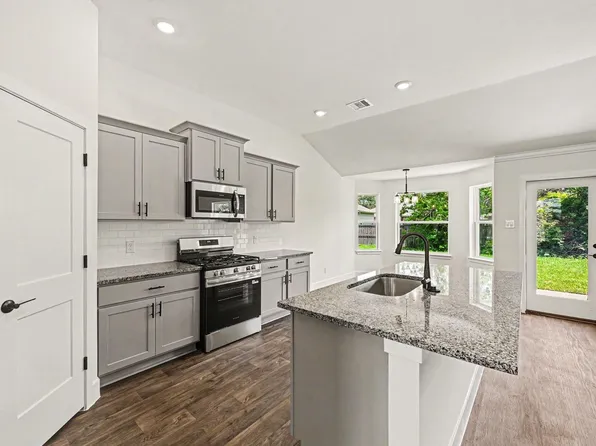 9 Keystone Ct, Angleton, TX 77515