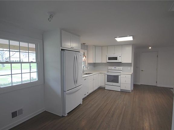 4th image of 30 Candlewood Cir
