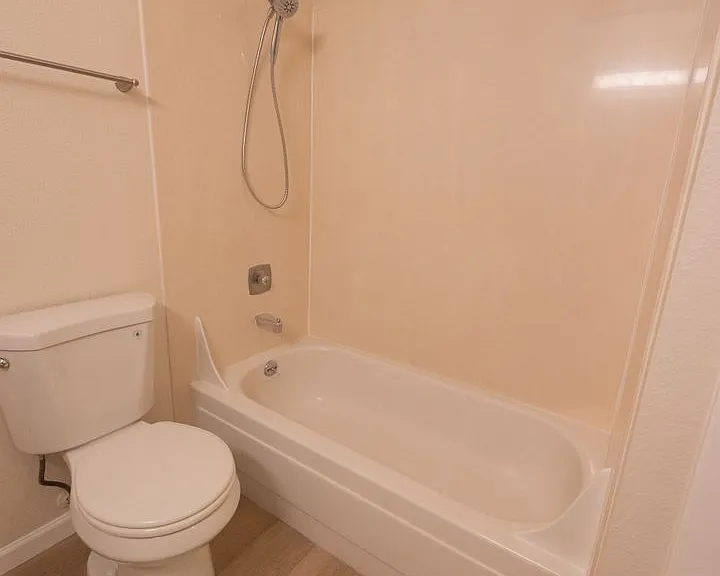 Willow Creek Apartments — Photo 26