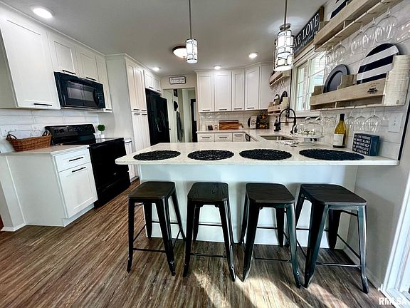 4th image of 318 Oakwood Cir