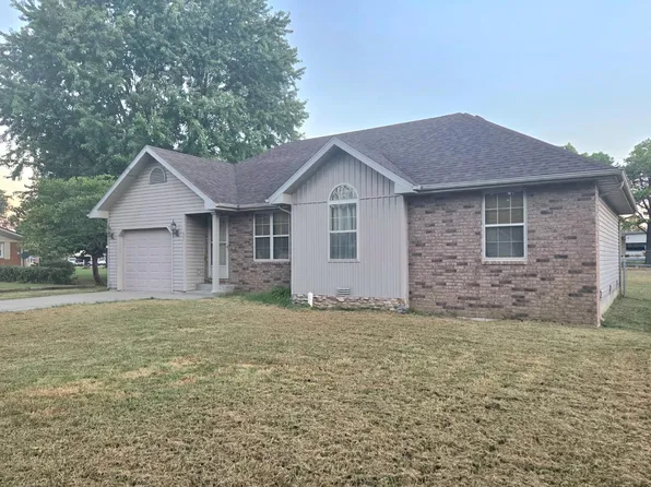 621 E Bedford St, Marshfield, MO 65706