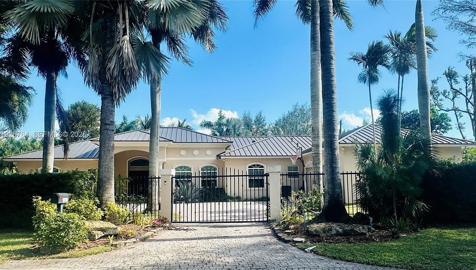 4 bed, 4.0 bath, 3634 sqft, $10,000 — Photo 1