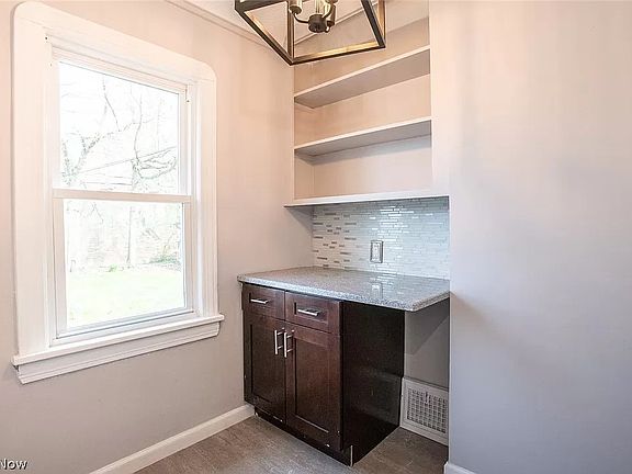 5th image of 887 Selwyn Rd