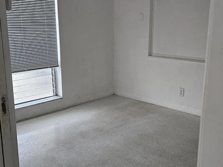 2734 NE 32nd St #1 — Photo 8