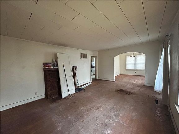 4th image of 824 E Main St