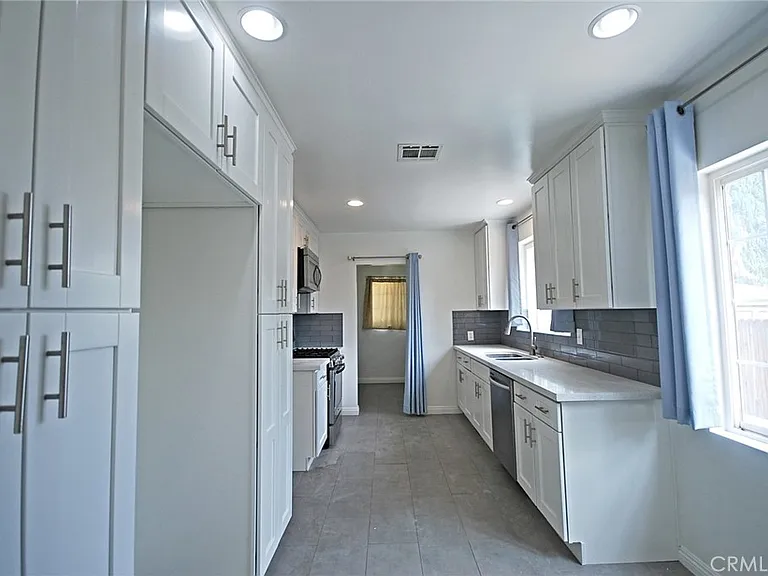 10622 Zelzah Ave — Photo 8