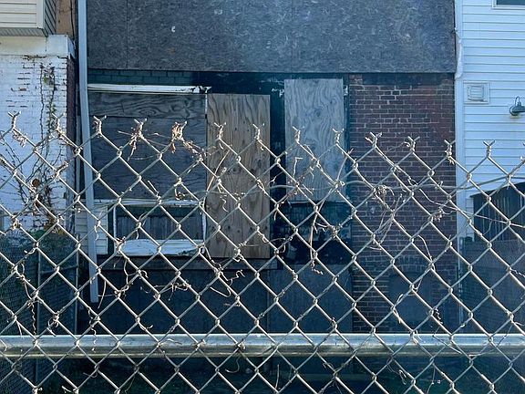 3rd image of 28 Girard St NE