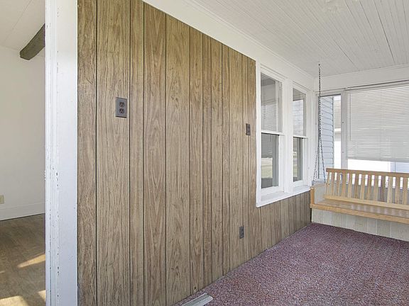 2nd image of 3947 Lincolnway E