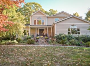 2 Oak Hill Trl, Glen Gardner, NJ 08826