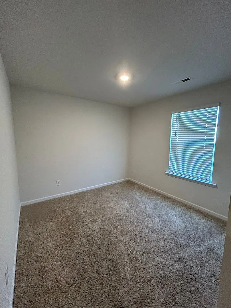 Spacious 4-Bedroom Home with Open Floor Plan and Fenced Backyard — Photo 4