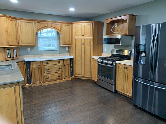 4th image of 203 W 2nd St