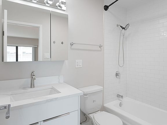 5th image of 6166 N Sheridan Rd APT 6G