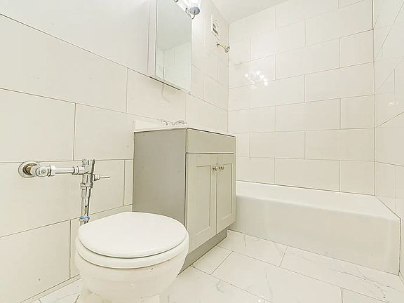 4th image of 1275 E 51st St APT 6V