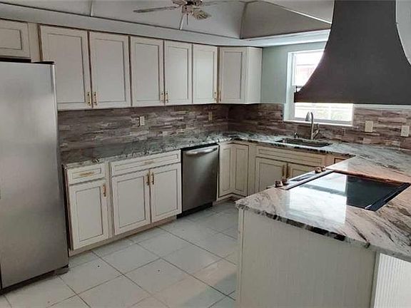3rd image of 77 Rotonda Cir