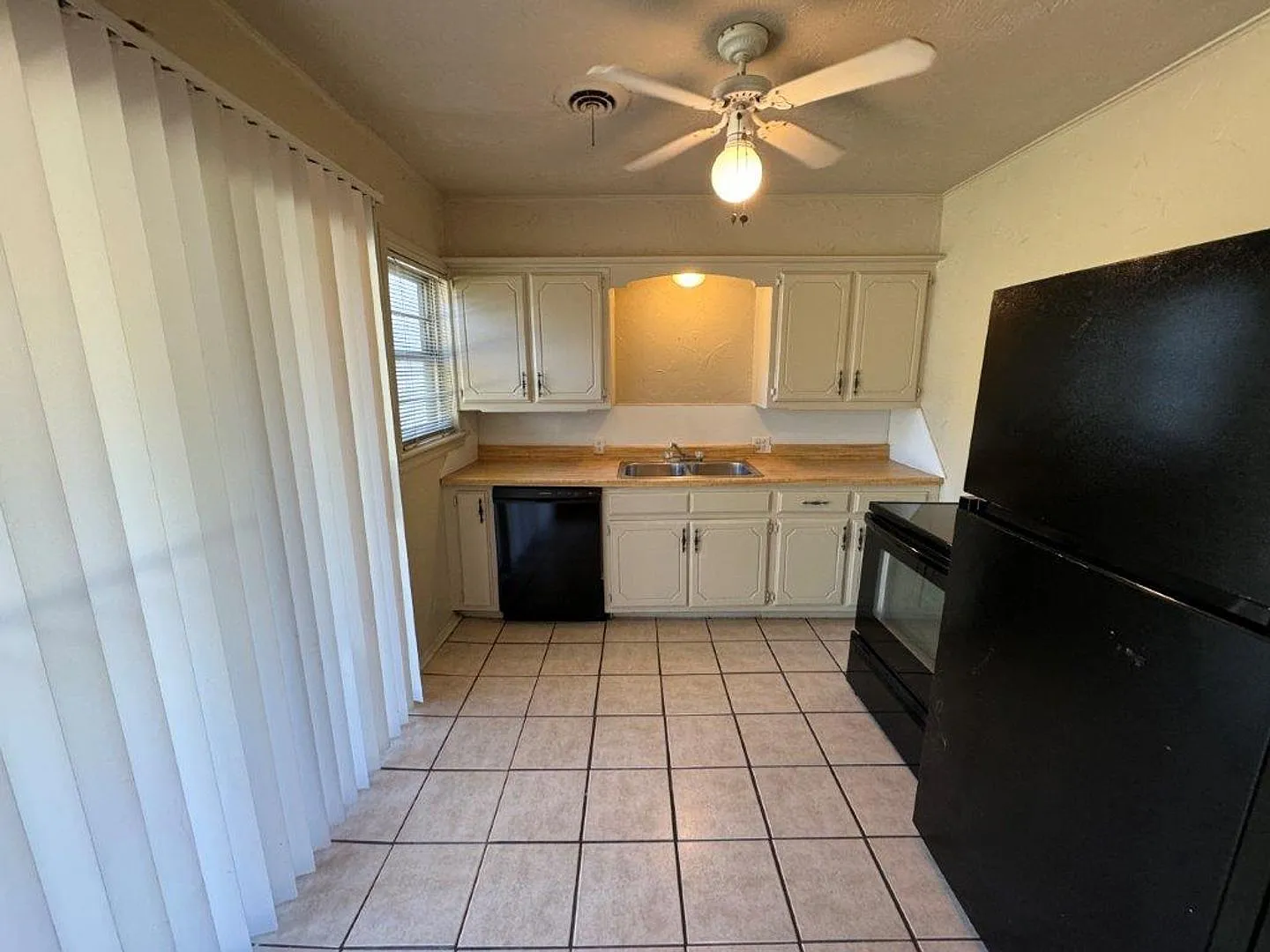 Lots of character, wood vinyl flooring and carpet, large, fenced yard, ready for move in! — Photo 2