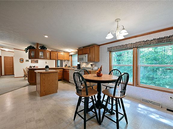 3rd image of 42505 Woodcrest Drive