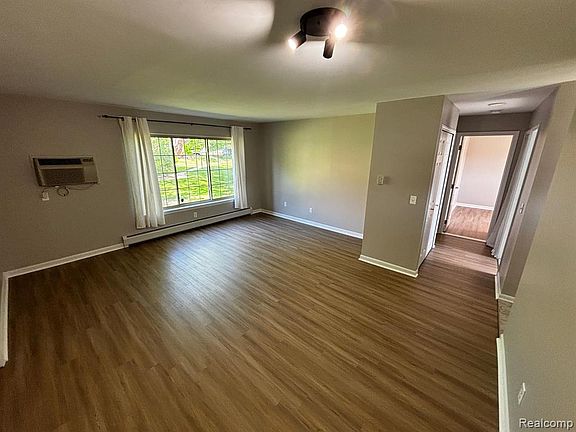 3rd image of 454 Romeo Rd Unit 215