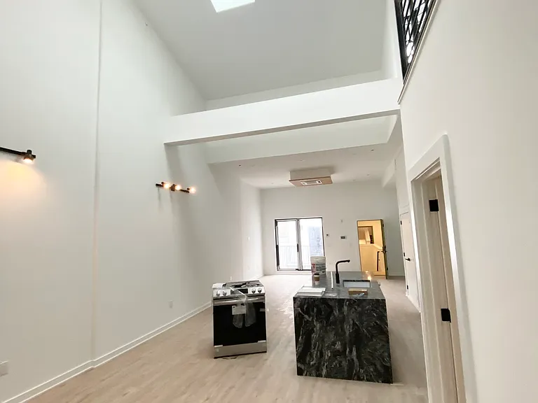1306 N Front St #4F — Photo 5