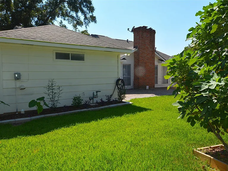 6707 Las Brisas Dr — Photo 4