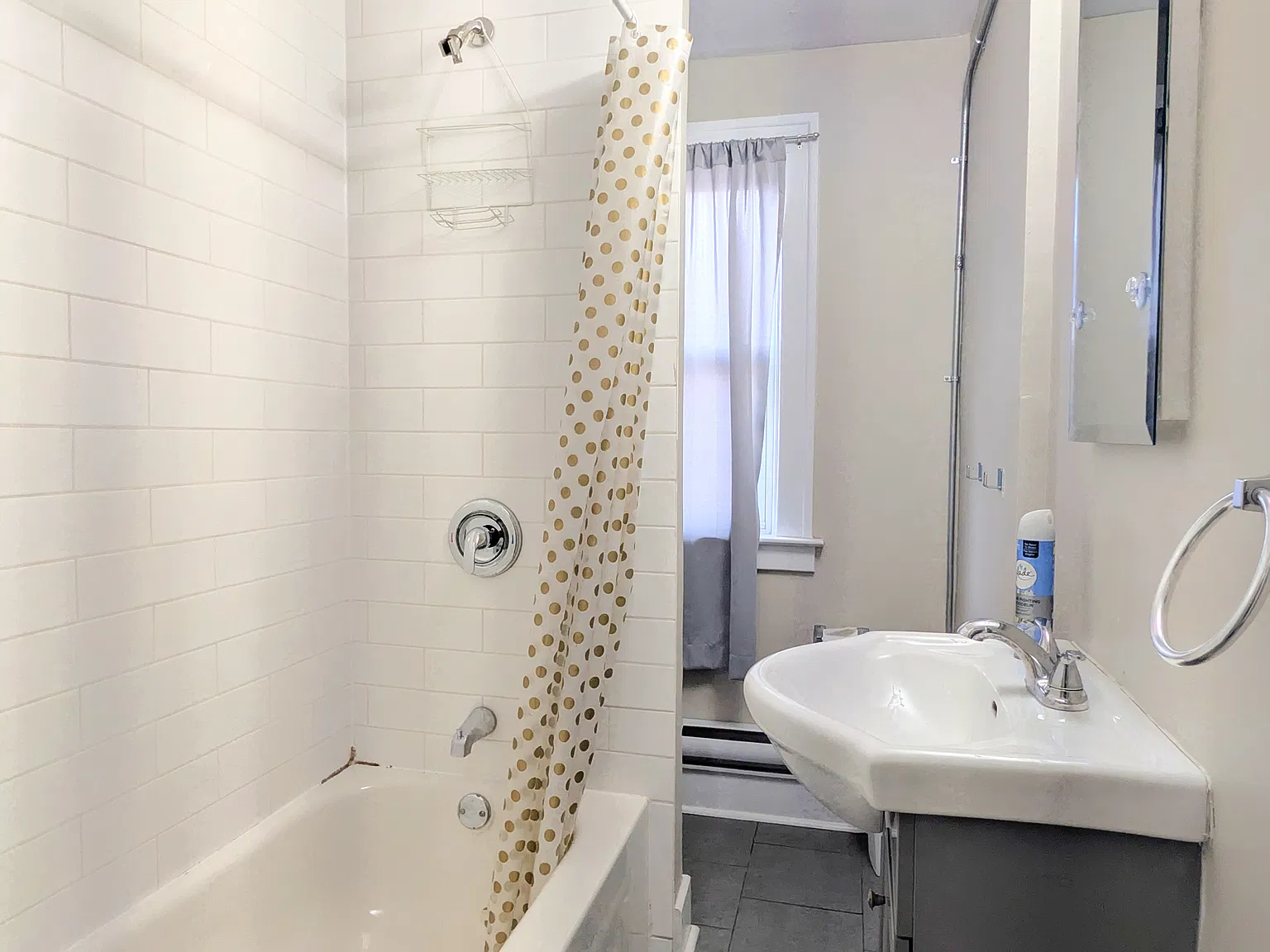 1580 Dufferin - Upper — Photo 3