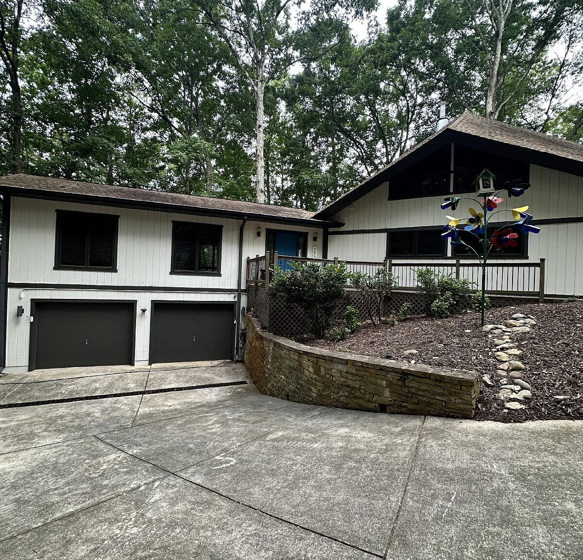 4 bed, 2.5 bath, 2350 sqft, $3,140 — Photo 3